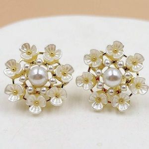 1 pair of‎ elegant pearl flower earrings